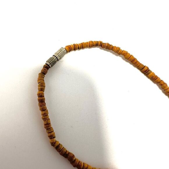 Shell necklace with wooden beads - Picture 8 of 10